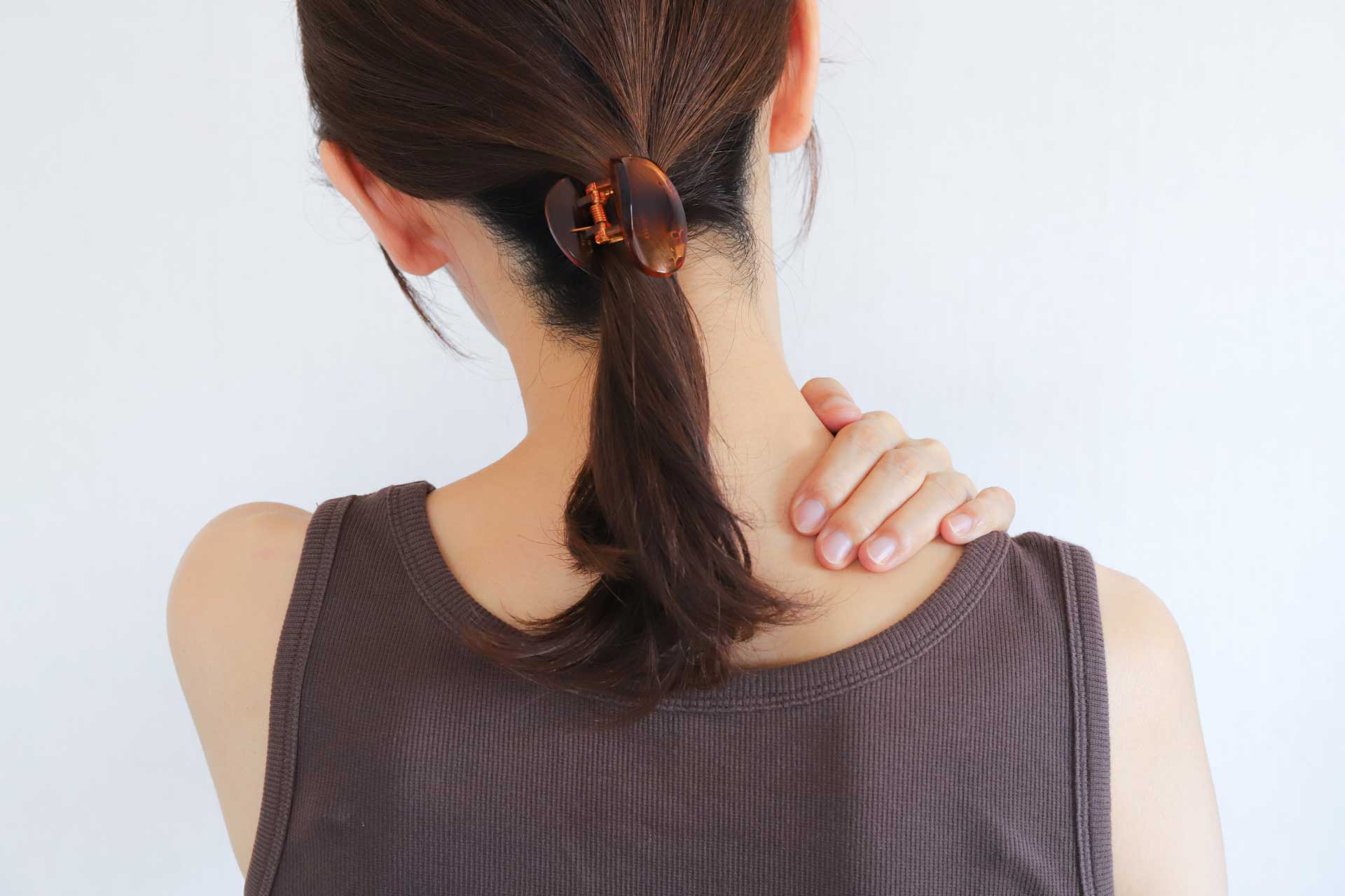 肩こりに悩む女性